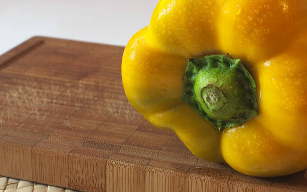 A comida: Pimentão Amarelo legumes frescos para cozinhar - foto de acervo