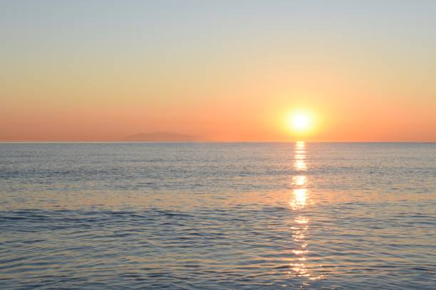 bella vista sul mare e l'alba in corsican islande - islande foto e immagini stock