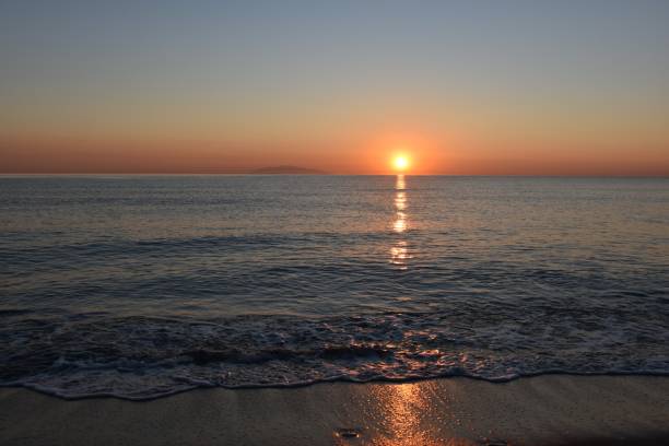 bella vista sul mare e sull'alba nell'isola corsa - islande foto e immagini stock