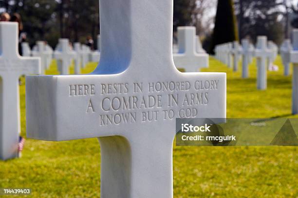Cruce Headstone En La Sala Normandy Cementerio Estadounidense Foto de stock y más banco de imágenes de Día D