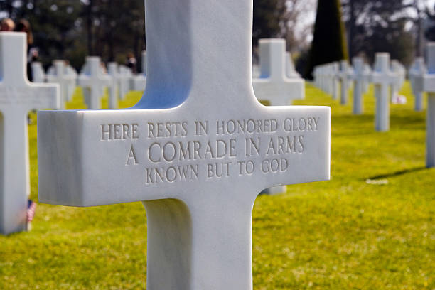 Cross Headstone na Normandia cemitério americano - foto de acervo