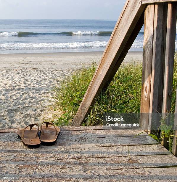 Sandalias De Cuero Marrón En La Playa Al Atardecer Foto de stock y más banco de imágenes de Playa - Playa, Chancleta, Carolina del Norte - Estado de los EE. UU.