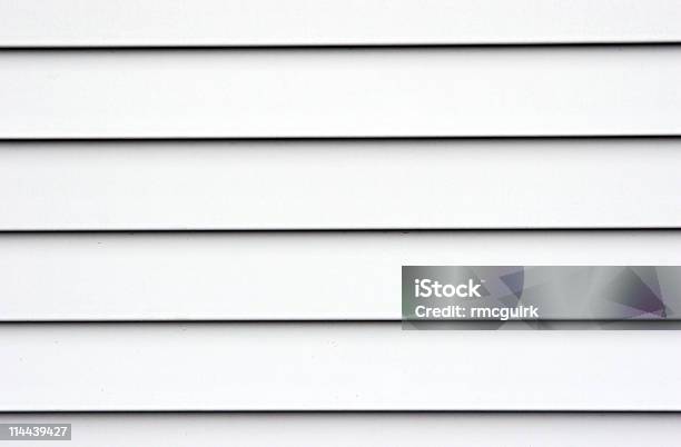 Cinzento Equidistância De Alumínio Com Linhas Horizontais - Fotografias de stock e mais imagens de Tapume - Revestimento