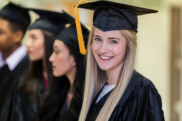 młoda kaukaska kobieta w dniu ukończenia studiów - high school student graduation education friendship zdjęcia i obrazy z banku zdjęć