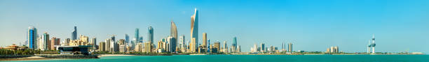panorama da cidade de kuwait no golfo persa - kuwait city - fotografias e filmes do acervo