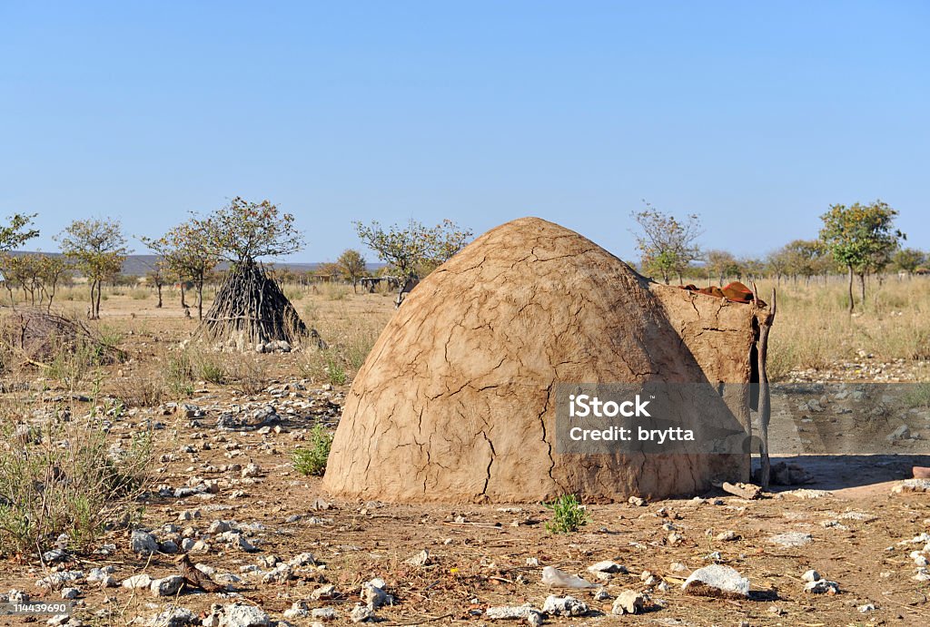 Himba tradicional cabaña de barro cerca de Opuwo, Namibia - Foto de stock de Aire libre libre de derechos