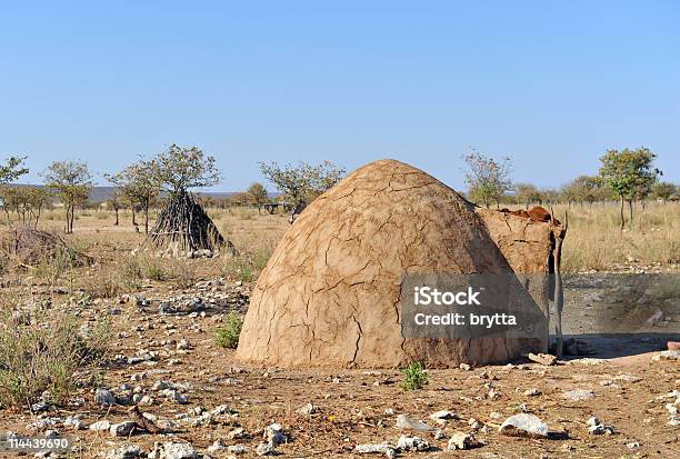 Himba Tradicional Cabaña De Barro Cerca De Opuwo Namibia Foto de stock y más banco de imágenes de Aire libre