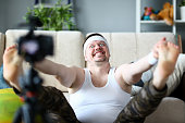vlogger-freak-zeigt-seine-abonnenten-vor-der-kamera.jpg?b=1&s=170x170&k=20&c=BocRNFQ9DqEgzLuCDLnOLsyi1MqcaiMjNo_TOQaJ5Uc=