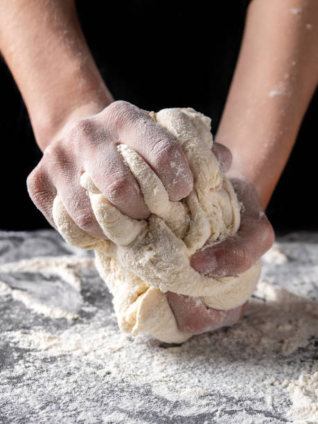 teig von weiblichen händen in der bäckerei - bread kneading making human hand stock-fotos und bilder