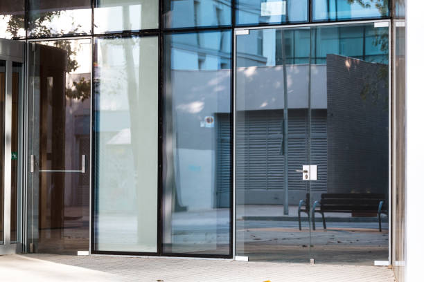 entrada de vidrio moderna de un edificio de oficinas - shopping window fotografías e imágenes de stock