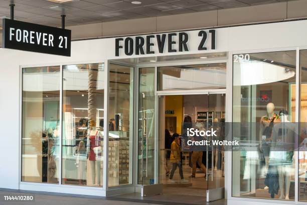 Forever 21 Tienda Exterior Y Logotipo De Marca Foto de stock y más banco de imágenes de Forever 21 - Forever 21, Centro comercial, Tienda - Lugar de comercio