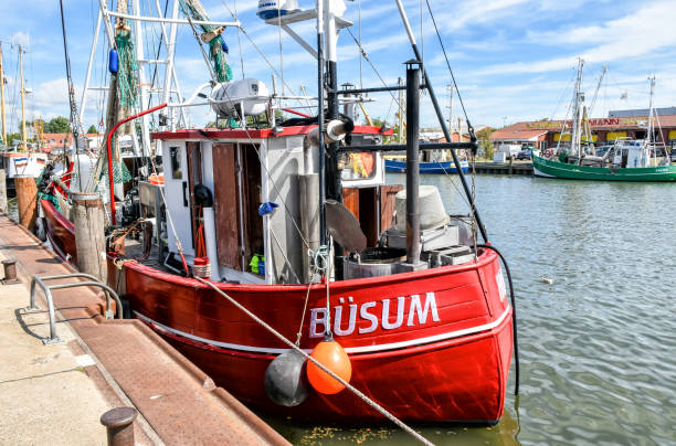 um barco de pesca pequeno é amarrado no porto de büsum em frisia norte em germany - kutter - fotografias e filmes do acervo