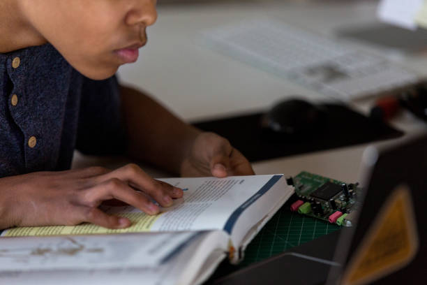 schüler der mittelschule zum test - mittelschule bücher stock-fotos und bilder