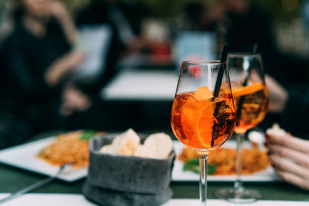 cocteles de aperol spritz en la mesa - aperitivo fotografías e imágenes de stock