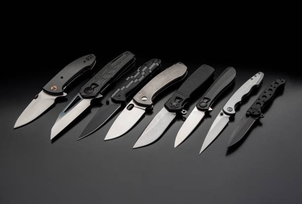 黒い背景に折りたたみナイフ。暗い背景にペンナイフ - knife edge ストックフォトと画像