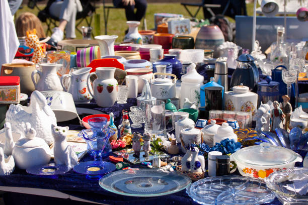 escena del mercadillo de fin de semana. comprar objetos en el mercado de pulgas es un pasatiempo popular. - flea market fotografías e imágenes de stock