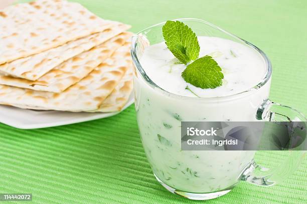 Tzatziki Dip E Pane Di Matzo - Fotografie stock e altre immagini di Alimentazione sana - Alimentazione sana, Antipasto, Antipasto misto