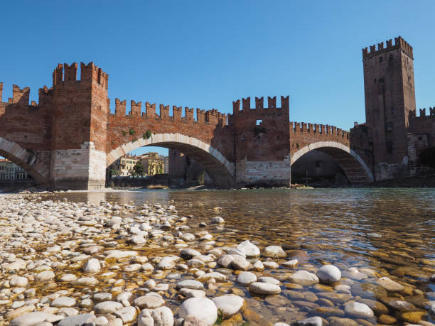 puente castelvecchio aka puente scaliger en verona - north eastern italy fotografías e imágenes de stock