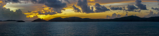 панорама восхода солнца над архипелагом островов торресова пролива, австралия. - arafura sea стоковые фото и изображения