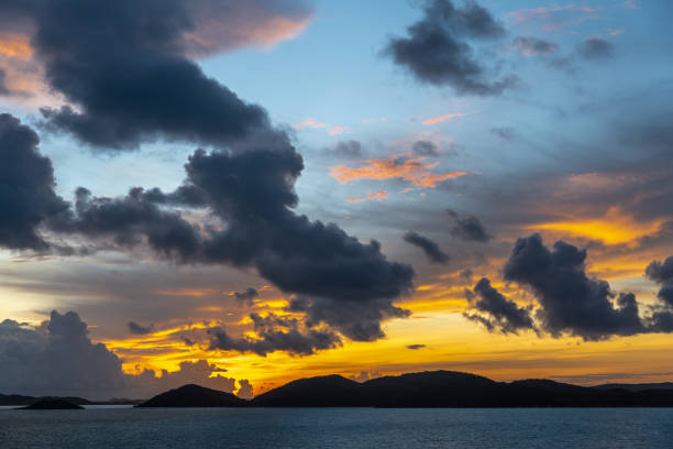 céu do pre-sunrise sobre o arquipélago das ilhas straits de torres, austrália. - arafura sea - fotografias e filmes do acervo