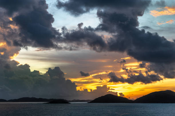 céu do pre-sunrise sobre o arquipélago das ilhas straits de torres, austrália. - arafura sea - fotografias e filmes do acervo