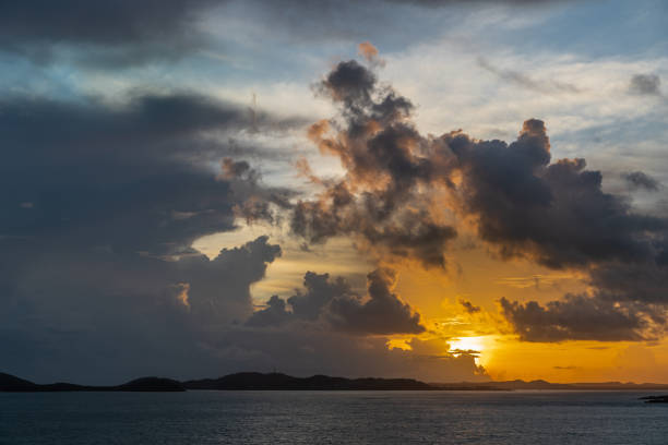 céus do nascer do sol sobre o arquipélago das ilhas straits de torres, austrália. - arafura sea - fotografias e filmes do acervo