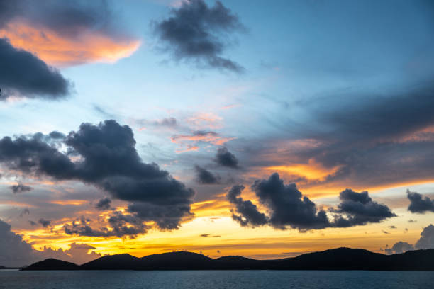 céu do pre-sunrise sobre o arquipélago das ilhas straits de torres, austrália. - arafura sea - fotografias e filmes do acervo