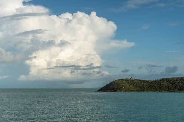 positions défensives de la seconde guerre mondiale sur la colline de goods island, australie. - arafura sea photos et images de collection