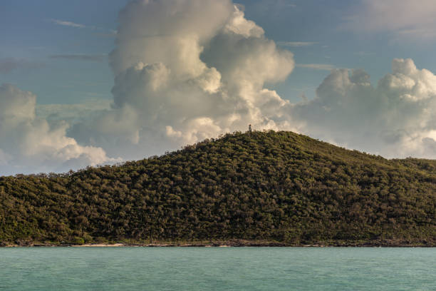 phare sur la colline de goods island, australie. - arafura sea photos et images de collection