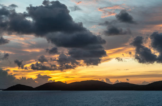 предрассовое небо над архипелагом островов торресова пролива, австралия. - arafura sea стоковые фото и изображения