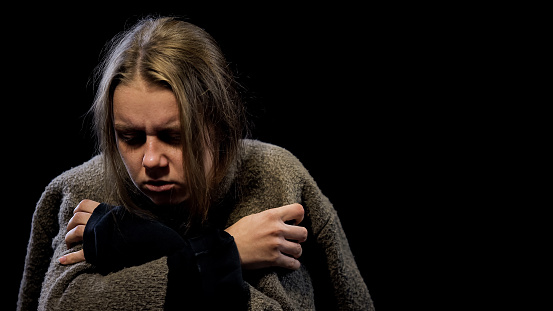 Mujer deprimida sufriendo síntomas de abstinencia de drogas, vida miserable, adicción photo