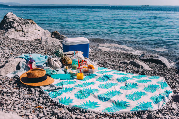 picknick am mittelmeerstrand in triest - peebles stock-fotos und bilder