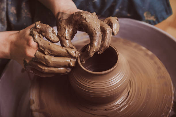 鍋で働く女性の手 - shaping clay ストックフォトと画像
