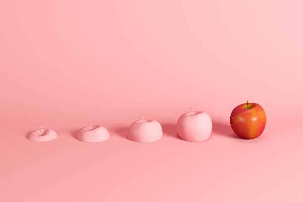 wyjątkowe świeże czerwone jabłko i plasterki jabłka pomalowane na różowo na różowym tle. minimalna koncepcja pomysłu na owoce. - apple fruit surreal bizarre zdjęcia i obrazy z banku zdjęć
