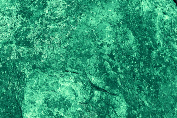 винтажный зеленый фон. грубая окрашенная стена изумрудного цвета. несовершенный плоскость виридного цвета. неравномерный старый декорати� - hued стоковые фото и изображения