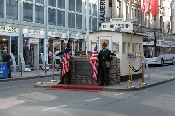 checkpoint charlie berlin - 1991 photos et images de collection