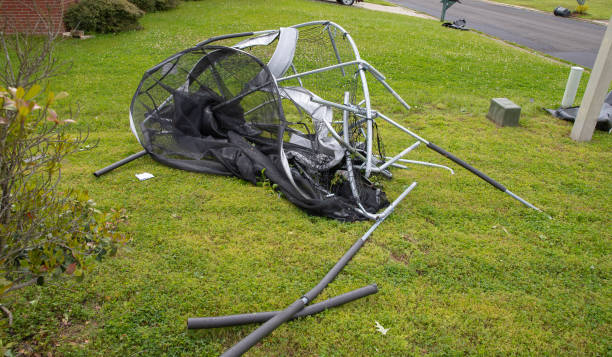 trampoline tordu et mutilé après la tempête et la tornade - tornado disaster natural disaster storm photos et images de collection