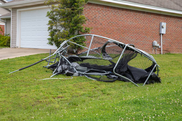 trampoline tordu et mutilé après la tempête et la tornade - tornado disaster natural disaster storm photos et images de collection