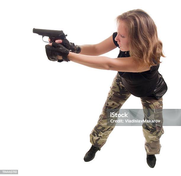 Foto de Jovem Mulher Com Uma Pistola e mais fotos de stock de Adulto - Adulto, Agachando-se, Arma de Fogo