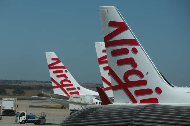 queues de 3 avions virgin airlines avec le ciel bleu en arrière-plan et les camions - virgin group photos et images de collection