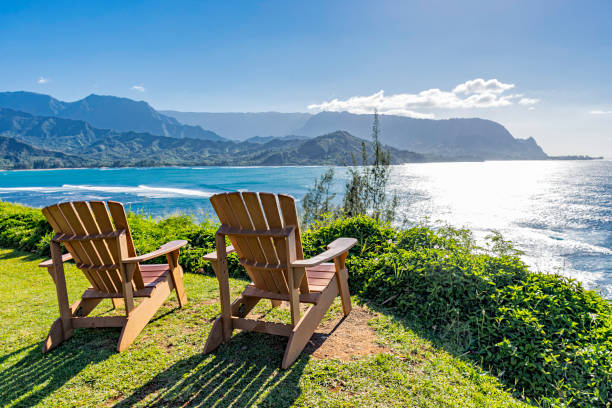 chaises longues surplombant la baie d’hanalei et la côte na pali princeville kauai hawaii usa - hawaii islands mountain kauai sea photos et images de collection