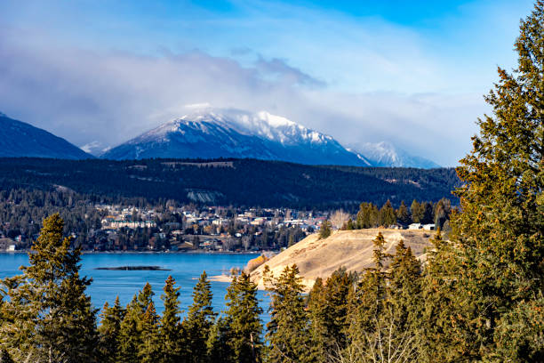 windermere lake and invermere in the east kootenays near radium hot springs british columbia canada in the early winter - radium imagens e fotografias de stock