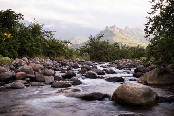 el río tugela y el anfiteatro de la kwazulu-natal drakensberg - tugela river fotografías e imágenes de stock