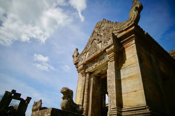 paesaggio della straordinaria architettura, statua, sculture e pietre al tempio di preah vihear - siem reap province foto e immagini stock