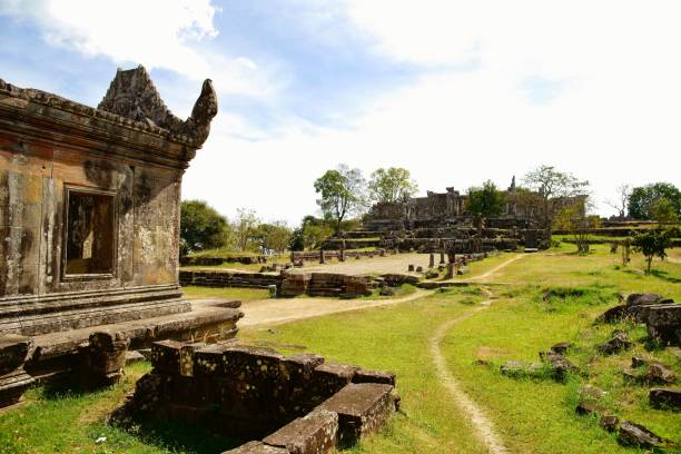 paesaggio della straordinaria architettura, statua, sculture e pietre al tempio di preah vihear - siem reap province foto e immagini stock