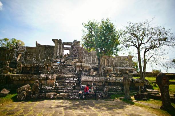 paesaggio della straordinaria architettura, statua, sculture e pietre al tempio di preah vihear - siem reap province foto e immagini stock