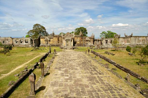 paesaggio della straordinaria architettura, statua, sculture e pietre al tempio di preah vihear - siem reap province foto e immagini stock