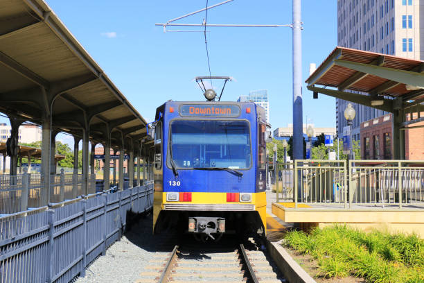 sacramento rt light rail gold line trem na estação de sacramento valley. - sacramento county - fotografias e filmes do acervo