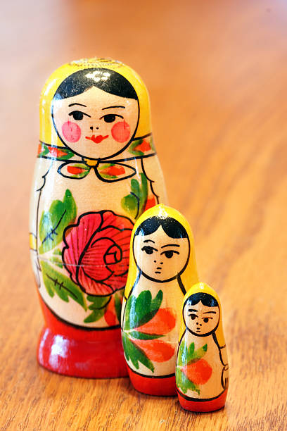 russische puppen - russian nesting doll small group of objects wood doll stock-fotos und bilder