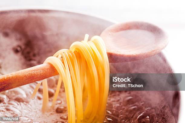 Spaghetti Cięte W Spoon Powyżej Wrzącej Wody - zdjęcia stockowe i więcej obrazów Makaron - Makaron, Woda, Wrzący
